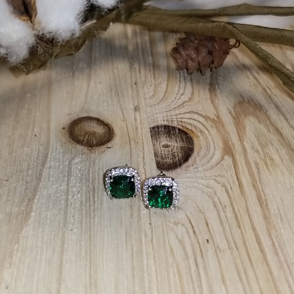 🍀🍀Elegant Emerald Green Cushion Cut CZ Studs - Picture 5 of 8